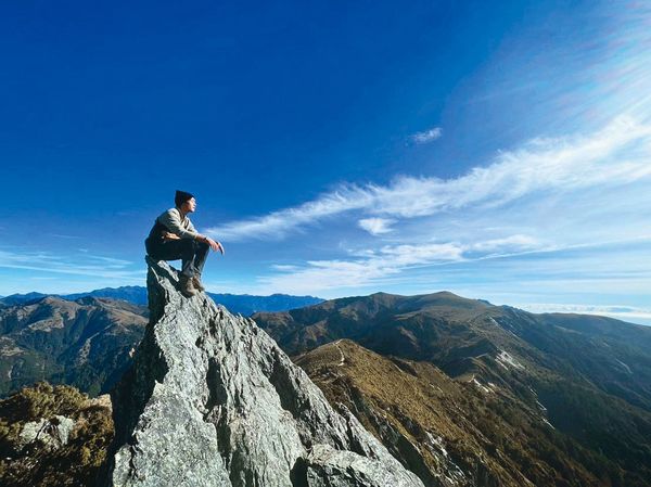 打工等發光／獨家！全裸男指名擦背　牧森攀百岳練出冰塊肌