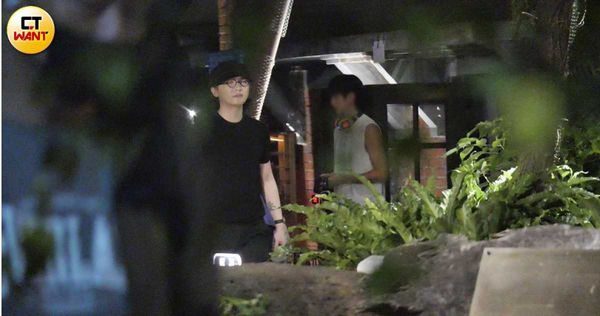 努力籌錢1／謝震廷爆失聯後終於露面　與友人路邊聊天神色輕鬆