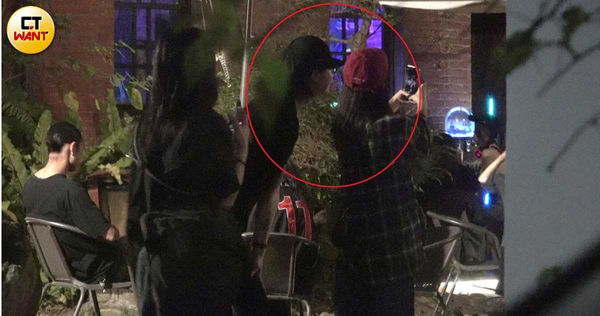 努力籌錢1／謝震廷爆失聯後終於露面　與友人路邊聊天神色輕鬆