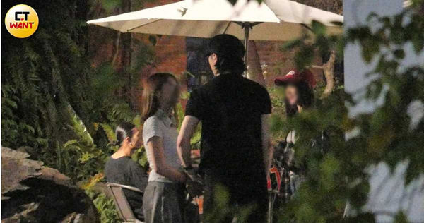 努力籌錢1／謝震廷爆失聯後終於露面　與友人路邊聊天神色輕鬆