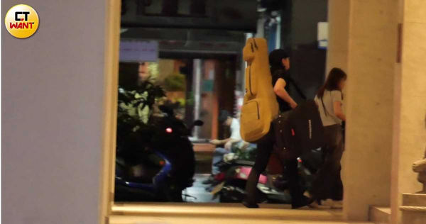 努力籌錢1／謝震廷爆失聯後終於露面　與友人路邊聊天神色輕鬆