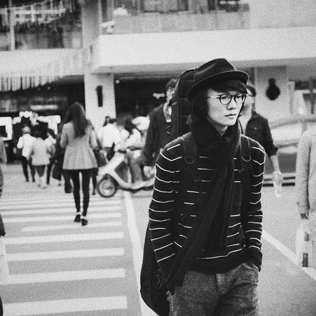 努力籌錢1／謝震廷爆失聯後終於露面　與友人路邊聊天神色輕鬆