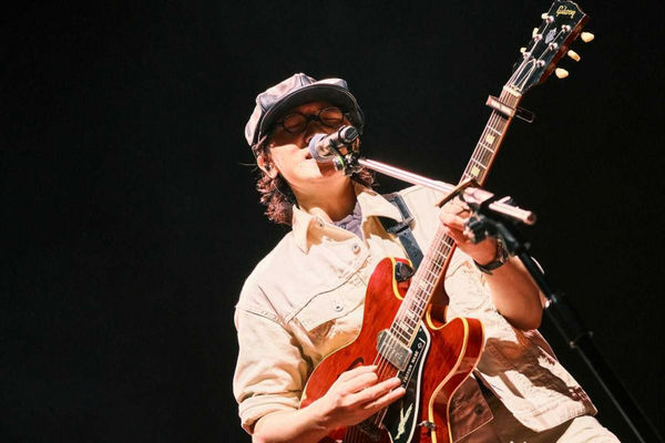 努力籌錢1／謝震廷爆失聯後終於露面　與友人路邊聊天神色輕鬆