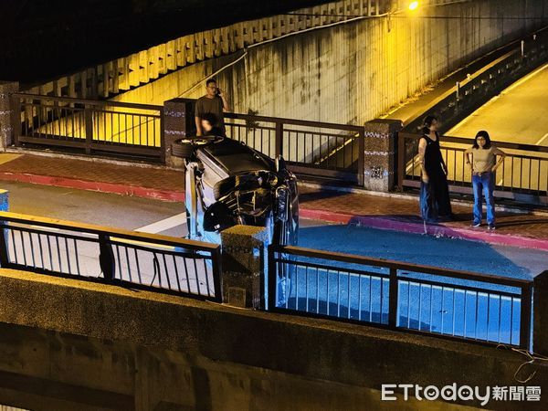 ▲國立苗商旁地下道上方路口發生2車碰撞事故，1車側翻險些翻落下方省道。（圖／記者楊永盛翻攝）