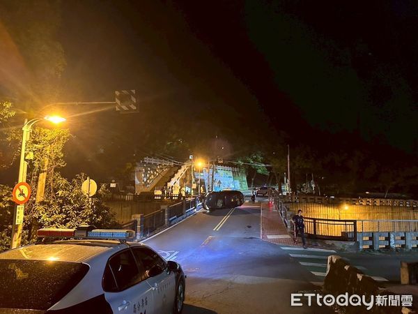 ▲國立苗商旁地下道上方路口發生2車碰撞事故，1車側翻險些翻落下方省道。（圖／記者楊永盛翻攝）