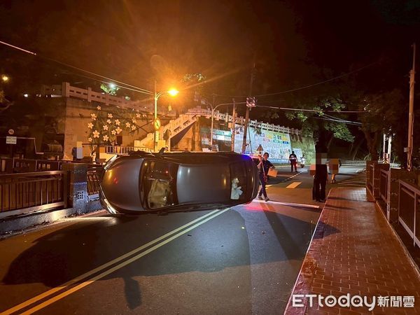 ▲國立苗商旁地下道上方路口發生2車碰撞事故，1車側翻險些翻落下方省道。（圖／記者楊永盛翻攝）