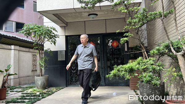 ▲▼民眾黨前主席柯文哲一早出門。（圖／記者陳家祥攝）