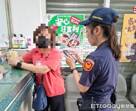 ▲屏東警分局員警勸止翁女被騙。（圖／記者陳崑福攝）