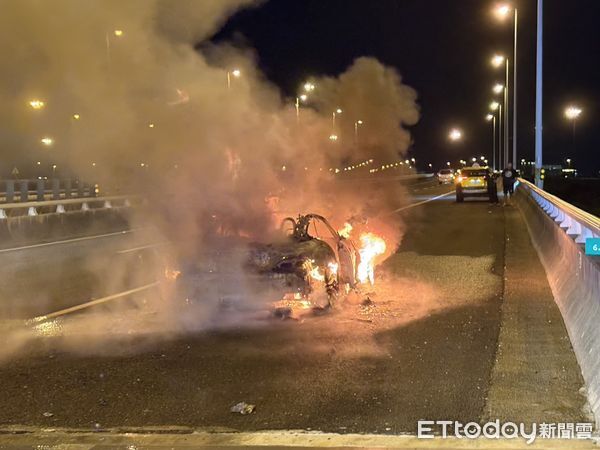 ▲台南新市國道8號新市段驚傳自小客車火警，警消火速撲滅，所幸無人傷亡。（記者林東良翻攝）