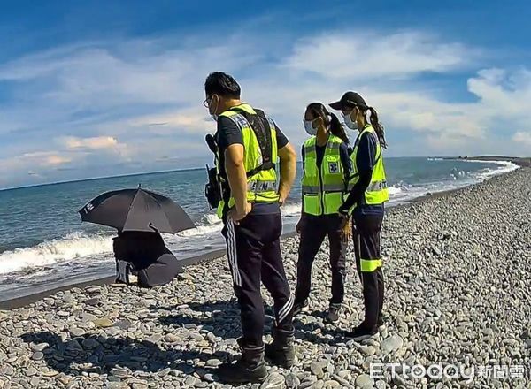 ▲台東大武警分局員警細心陪伴阻女子輕生。（圖／記者楊晨東翻攝）