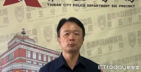 ▲台南北區開元路學生套房停放多部機車遭砸毀，警方到場調查並鎖定房客涉案。（記者林東良翻攝，下同）