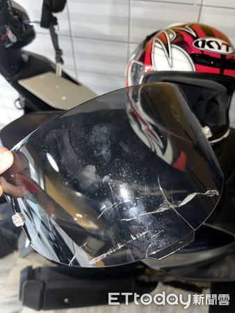 ▲台南北區開元路學生套房停放多部機車遭砸毀，警方到場調查並鎖定房客涉案。（記者林東良翻攝，下同）