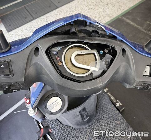 ▲台南北區開元路學生套房停放多部機車遭砸毀，警方到場調查並鎖定房客涉案。（記者林東良翻攝，下同）