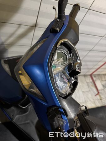 ▲台南北區開元路學生套房停放多部機車遭砸毀，警方到場調查並鎖定房客涉案。（記者林東良翻攝，下同）