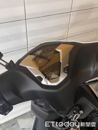 ▲台南北區開元路學生套房停放多部機車遭砸毀，警方到場調查並鎖定房客涉案。（記者林東良翻攝，下同）