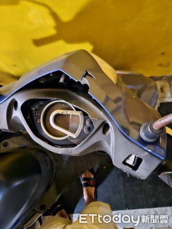 ▲台南北區開元路學生套房停放多部機車遭砸毀，警方到場調查並鎖定房客涉案。（記者林東良翻攝，下同）