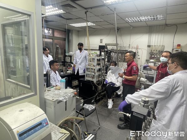 ▲成大邀台南市消防局東門分隊入校，指導師生提升實驗室防災應變能力。（記者林東良翻攝，下同）