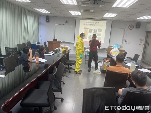 ▲成大邀台南市消防局東門分隊入校，指導師生提升實驗室防災應變能力。（記者林東良翻攝，下同）