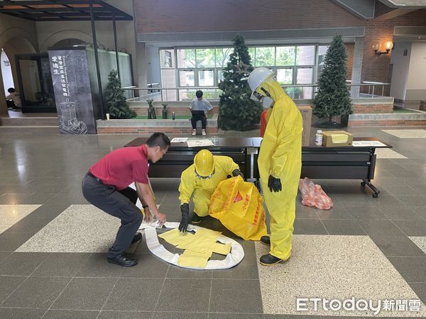 ▲成大邀台南市消防局東門分隊入校，指導師生提升實驗室防災應變能力。（記者林東良翻攝，下同）