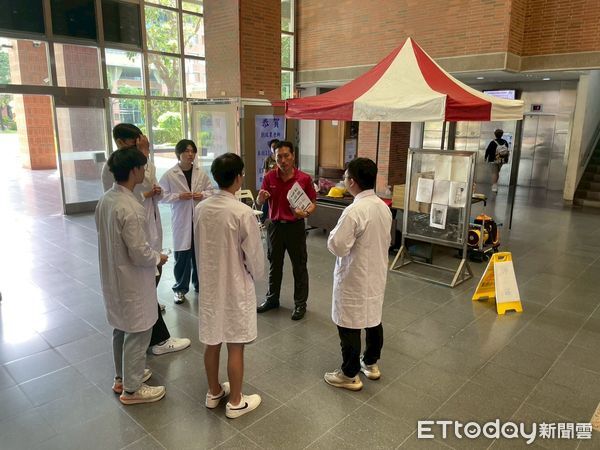 ▲成大邀台南市消防局東門分隊入校，指導師生提升實驗室防災應變能力。（記者林東良翻攝，下同）