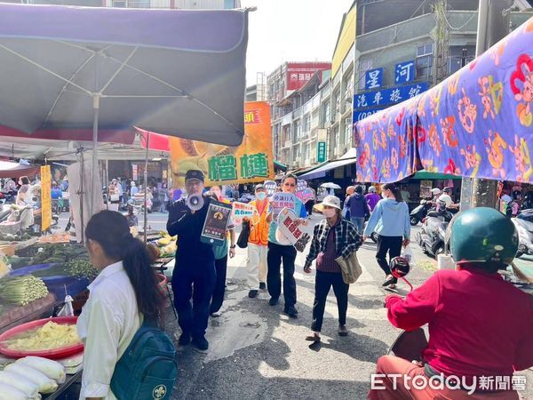 ▲屏東縣警方走入市場交安宣導。（圖／記者陳崑福翻攝）