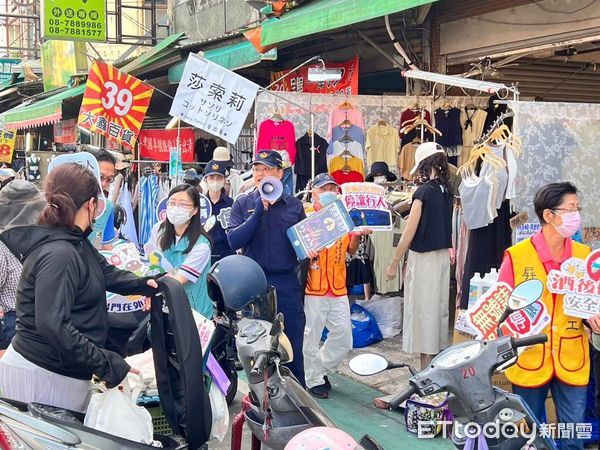 ▲屏東縣警方走入市場交安宣導。（圖／記者陳崑福翻攝）