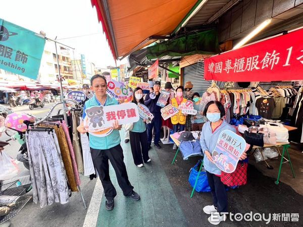 ▲屏東縣警方走入市場交安宣導。（圖／記者陳崑福翻攝）