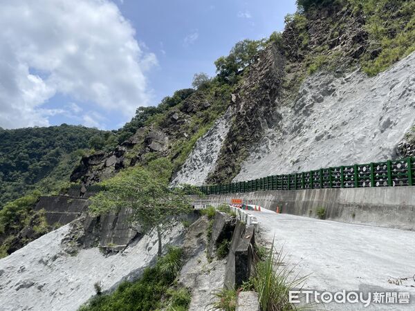 ▲郡大林道第一期工程完工現況(上下邊坡遠照)。（圖／林業保育署南投分署提供）
