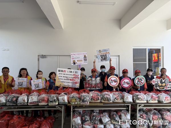 ▲內埔警分局結合玉皇宮舉辦慈善物資分送活動。（圖／記者陳崑福翻攝）