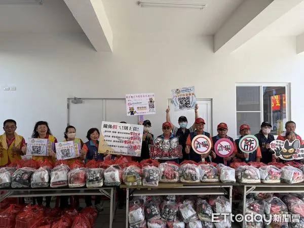 ▲內埔警分局結合玉皇宮舉辦慈善物資分送活動。（圖／記者陳崑福翻攝）