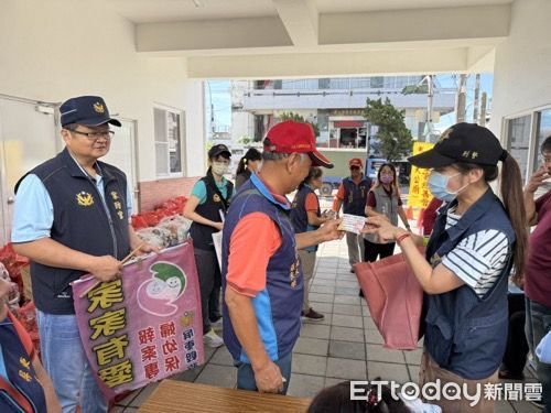 ▲內埔警分局結合玉皇宮舉辦慈善物資分送活動。（圖／記者陳崑福翻攝）