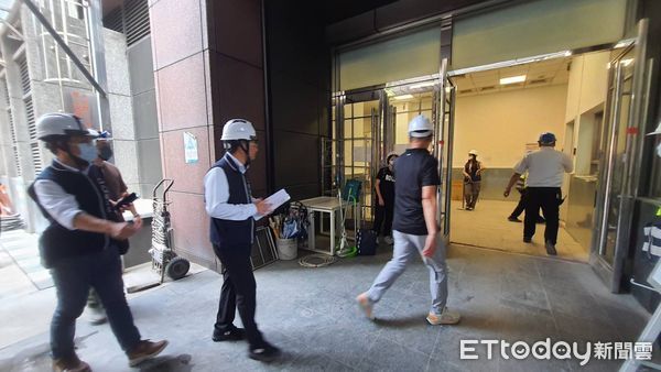 ▲▼都發局人員檢查人員和貨物進貨流程。（圖／台中市政府提供，下同）