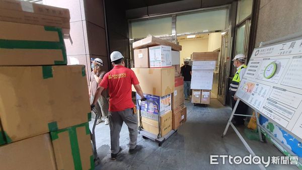 ▲▼都發局人員檢查人員和貨物進貨流程。（圖／台中市政府提供，下同）