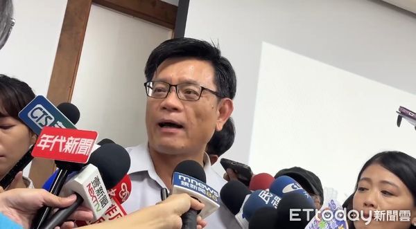 ▲台電南部施工處長黃啟祥回應民眾反應聞到阿摩尼亞味一事。（圖／記者陳宏瑞攝，下同）