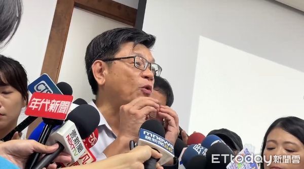 ▲台電南部施工處長黃啟祥回應民眾反應聞到阿摩尼亞味一事。（圖／記者陳宏瑞攝，下同）