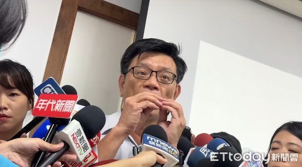 ▲台電南部施工處長黃啟祥回應民眾反應聞到阿摩尼亞味一事。（圖／記者陳宏瑞攝，下同）