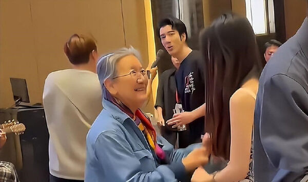 ▲▼王力宏慶功宴上出現長髮正妹，被網友揣測是新女友。（圖／翻攝自微博）