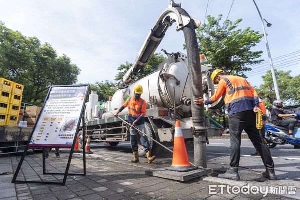 ▲南投市進行道路排水清淤演練、加強防汛整備。（圖／南投縣政府提供，下同）