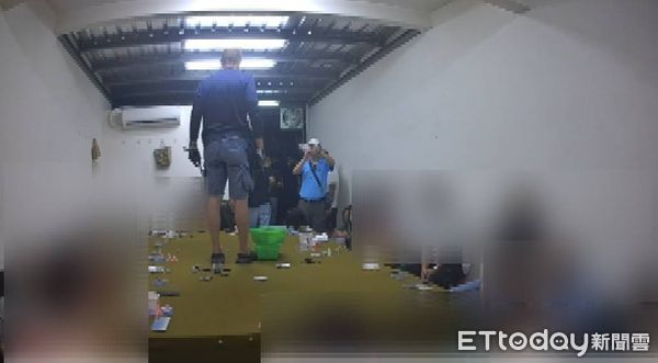 ▲▼鳳山區一處民宅暗藏職業天九牌賭場，警方於5日凌晨拂曉出擊，當場查獲賭場負責人、把風人員及多名賭客共38人，並查扣賭資及抽頭金超過20萬元。（圖／記者吳世龍翻攝）