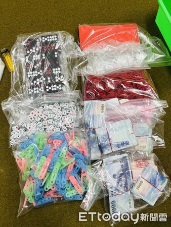 ▲▼鳳山區一處民宅暗藏職業天九牌賭場，警方於5日凌晨拂曉出擊，當場查獲賭場負責人、把風人員及多名賭客共38人，並查扣賭資及抽頭金超過20萬元。（圖／記者吳世龍翻攝）