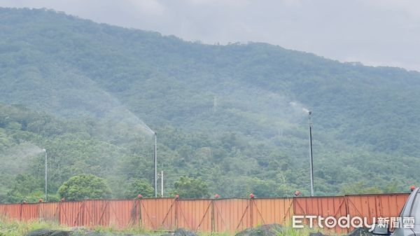 ▲▼自動揚麈防制系統全天候監控工地粉塵濃度，一旦偵測超標，即自動啟動灑水裝置，有效抑制揚塵。（圖／花蓮縣政府提供，下同）