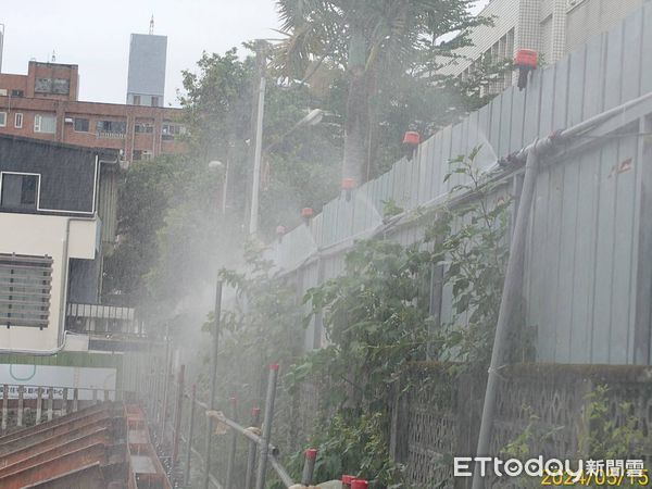 ▲▼自動揚麈防制系統全天候監控工地粉塵濃度，一旦偵測超標，即自動啟動灑水裝置，有效抑制揚塵。（圖／花蓮縣政府提供，下同）