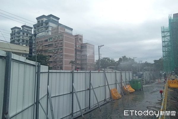 ▲▼自動揚麈防制系統全天候監控工地粉塵濃度，一旦偵測超標，即自動啟動灑水裝置，有效抑制揚塵。（圖／花蓮縣政府提供，下同）