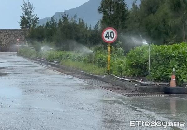 ▲▼自動揚麈防制系統全天候監控工地粉塵濃度，一旦偵測超標，即自動啟動灑水裝置，有效抑制揚塵。（圖／花蓮縣政府提供，下同）