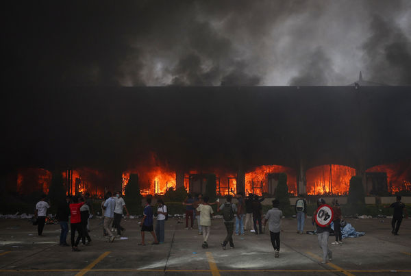 ▲▼ 尼泊爾示威群眾放火焚燒議會大樓。（圖／路透）