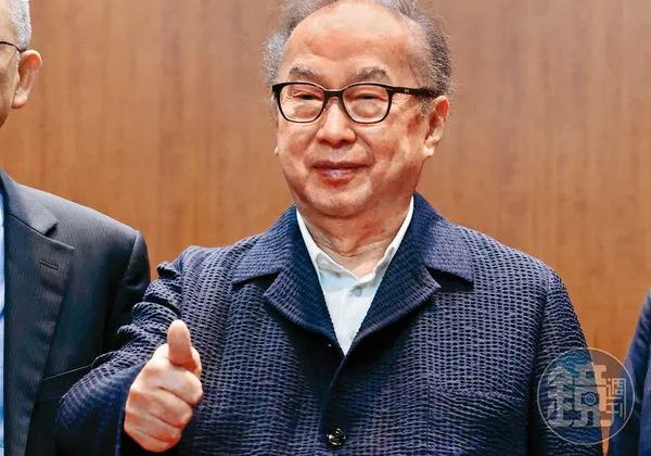 廣達集團董事長林百里十年磨一劍，出席孫公司達明機器人的上市前業績發表會大呼「我做爺爺的，真的很開心」。