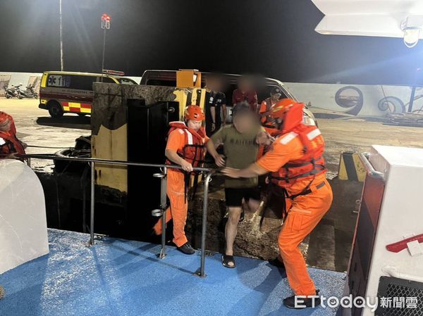 ▲▼西莒一名男性鄉親10日凌晨1時因下腹部劇痛遭後送。（圖／記者林名揚翻攝)