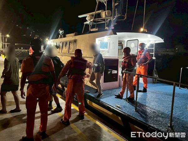 ▲▼西莒一名男性鄉親10日凌晨1時因下腹部劇痛遭後送。（圖／記者林名揚翻攝)