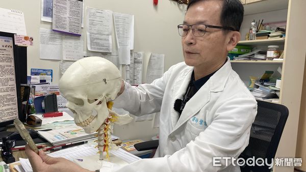 ▲天天滑手機。（圖／員榮醫院提供）