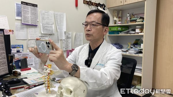 ▲天天滑手機。（圖／員榮醫院提供）